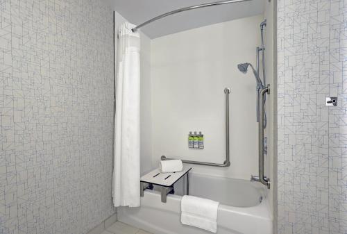 Standard Queen Room with Two Queen Beds and Mobility Accessible Tub