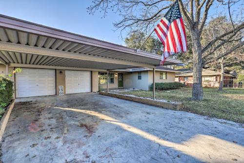 Pet-Friendly Riverfront Retreat Deck and Views - image 7