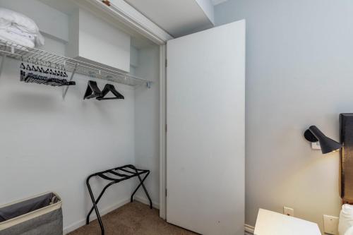 Classic CWE 2BR with Full Kitchen by Zencity - image 11
