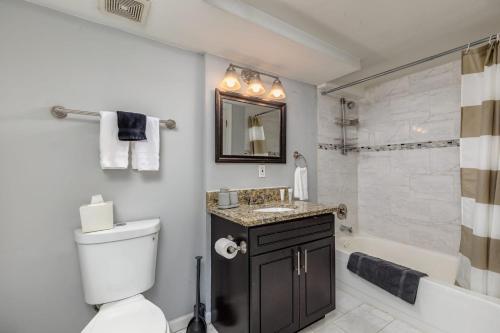 Classic CWE 2BR with Full Kitchen by Zencity - image 8