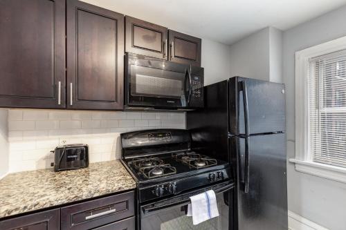 Classic CWE 2BR with Full Kitchen by Zencity - image 7