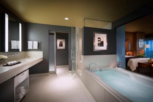 Bathroom, Seminole Hard Rock Hotel and Casino Tampa in Temple Terrace