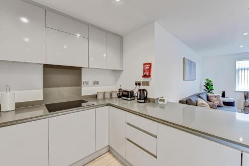 St Martins House Luxury 2 Bedroom Apartments Ruislip - image 5