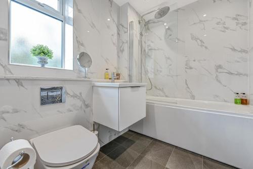 Bathroom, St Martins House Luxury 2 Bedroom Apartments Ruislip in Greater London North West