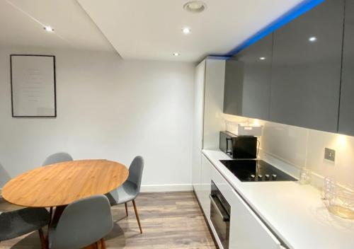 Modern City Centre Apartment With Balcony, Birmingham, West Midlands
