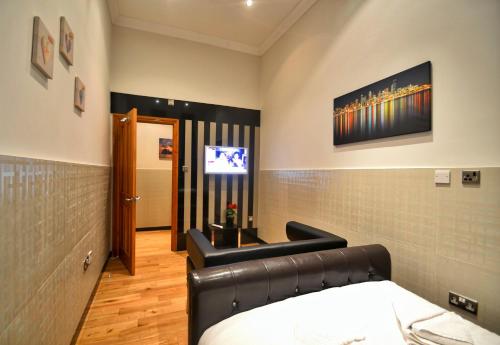 Hyde Park Apartments - image 4