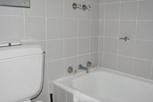 Accommodation Sydney: Hyde Park View 2 Bedroom 1 Bathroom Pet Friendly Apartment - image 12