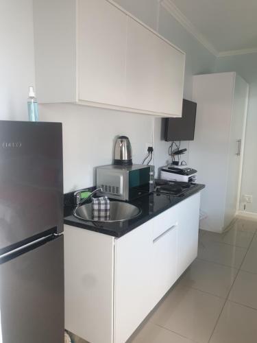 Kitchen, 40 CZ KUBS Oxford Apartments in Kidd's Beach