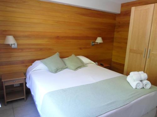 1 double bed, 4 twin beds