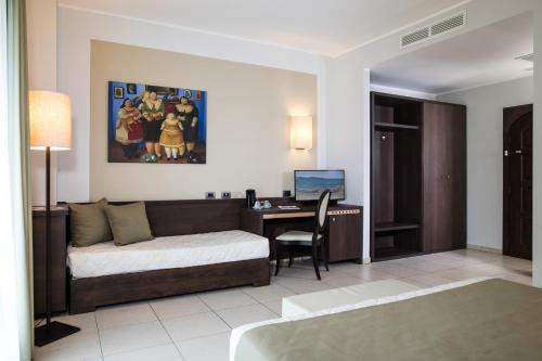 1 queen bed, 2 twin beds