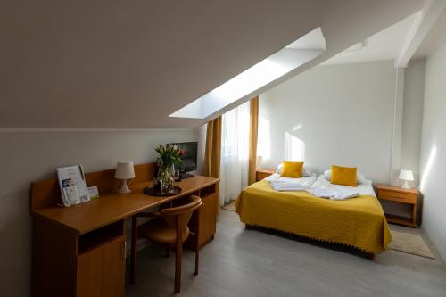 4 twin beds