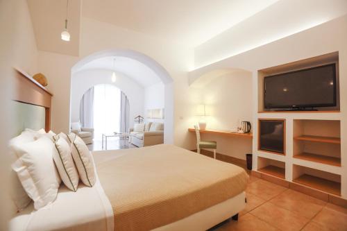 1 queen bed, 1 sofa bed