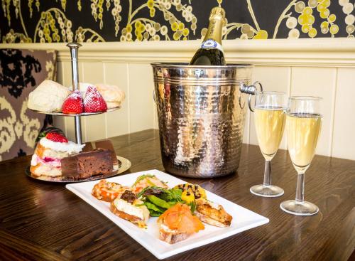 The Lounge Hotel & Bar - image 13