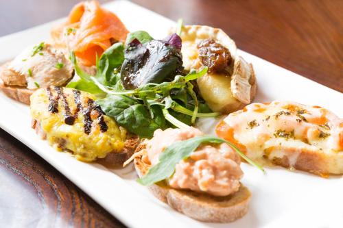 The Lounge Hotel & Bar - image 12