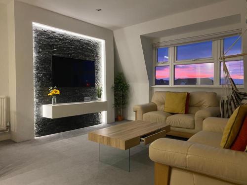 The Lansdowne Hideaway - Brought to you by Coastline Retreats - Newly Refurbished Town centre, Close to beach, Large Jet bath with TV, Netflix, swing and Parking Included 5