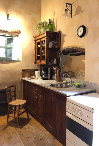 Garden House - Lovely Stone Built House with Hidden Terrace
