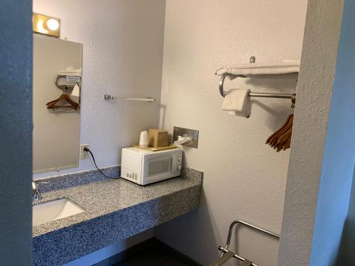Landmark Inn - image 5