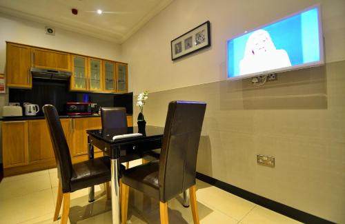 Hyde Park Apartments - image 9