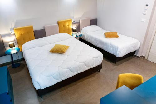 2 twin beds
