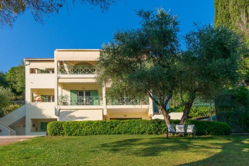  The Owl and the Pussycat in Kommeno