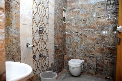 Bathroom, Hotel Al Wesal International in Madikeri