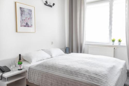 1 queen bed, 1 twin bed