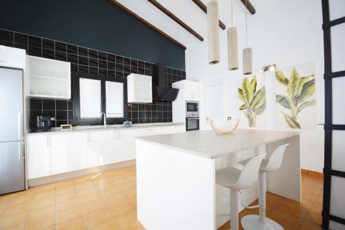 Beautiful spacious villa with private heated pool in Lajares in ลาคาเรส
