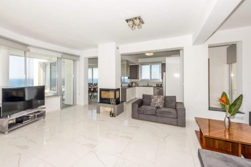 ห้องส่วนกลางสำหรับนั่งเล่น/ดูทีวี, Elite Sea View Villa in โปมอส