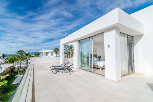 Modern and Luxurious Family Villa close to the Beach