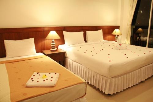1 king bed, 1 twin bed