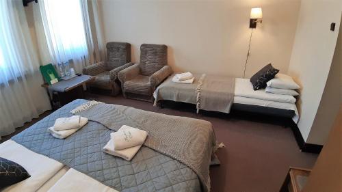 6 twin beds