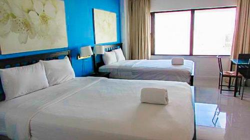 MiamiBeachFront with Pool WIFI & Cheap parking - image 9