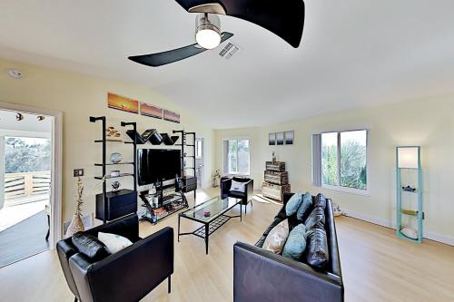 Renovated Home - Huge Balcony - 350 Yards to Beach home - image 3