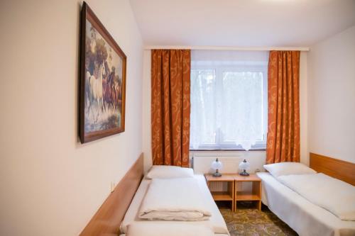 1 double bed, 1 twin bed