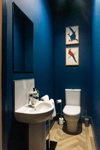 FREE PARKING! Large Spacious Modern apartment, Close to Train station, The Nook