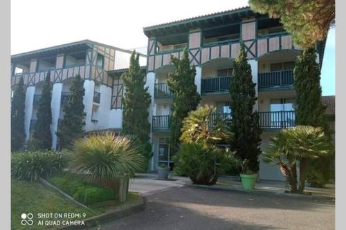 . Studio lumineux idéalement situé (golf et plage).