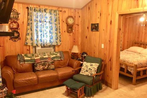 Cabin #3 waterview w/stairs to waterfront Lake Livingston Texas - image 2