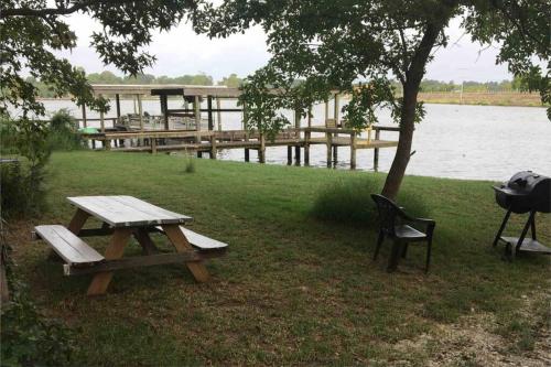 Cabin #3 waterview w/stairs to waterfront Lake Livingston Texas - image 11