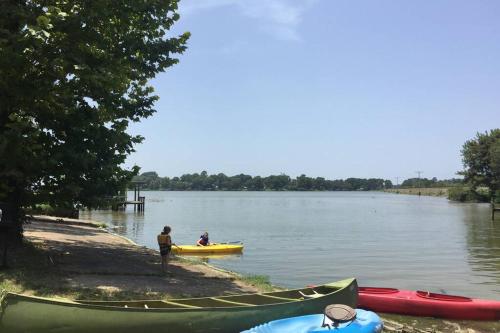 Cabin #3 waterview w/stairs to waterfront Lake Livingston Texas - image 12