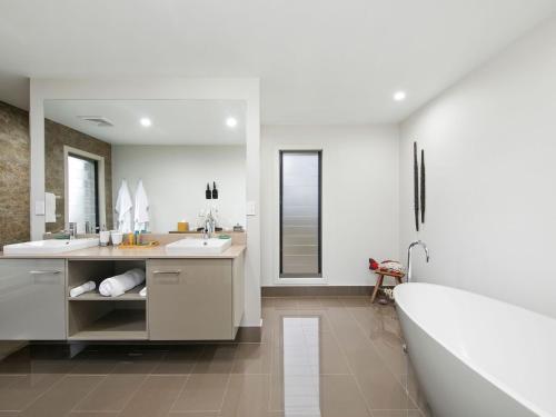 Lilies Luxe Suite on Lovedale with Private Heated Pool 5star