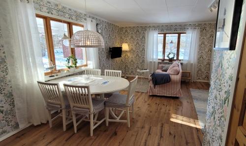 Fridfullt läge mitt på Öland (Fridfullt lage mitt pa Oland) in Vanserum