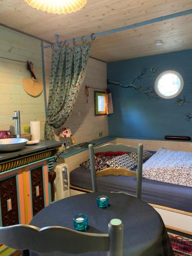 Le Roulotte dans la forêt gîte à louer Les Camoins