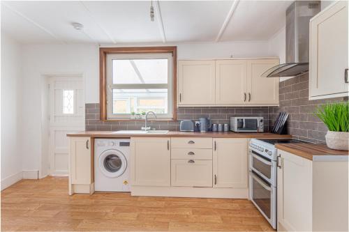 Quirky and Stylish 3 Bed in Worcester - image 4