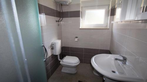 One-Bedroom Apartment image 5