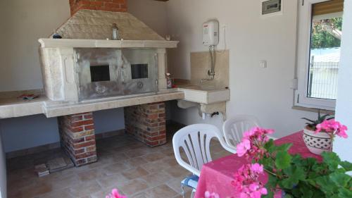One-Bedroom Apartment image 2