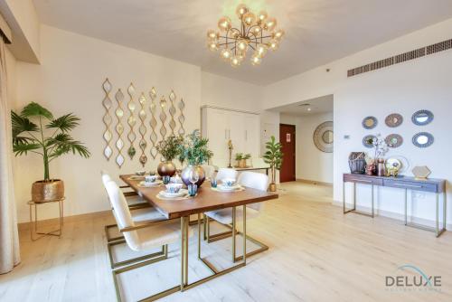 Glamorous 1BR Apartment in Rimal 3 Jumeirah Beach Residence by Deluxe Holiday Homes, Dubaj (fotografie 2)