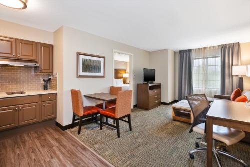 One-Bedroom Queen Suite - Disability Access