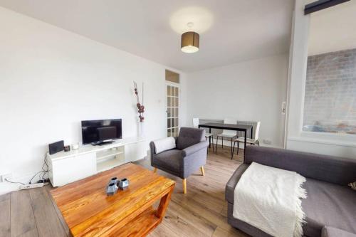 Picture of Amazing 3 Bedroom Flat - 4Mins To Tube Station