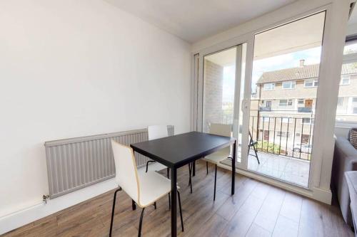 Picture of Amazing 3 Bedroom Flat - 4Mins To Tube Station