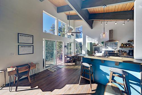 Modern Mountain Getaway - Near Skiing Lake Golf home - image 3